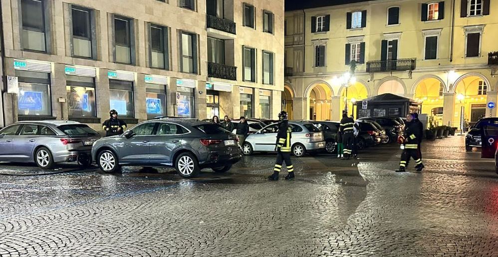 Questauto Ha Preso Fuoco Ieri Sera In Piazza Duomo A Tortona Oggi