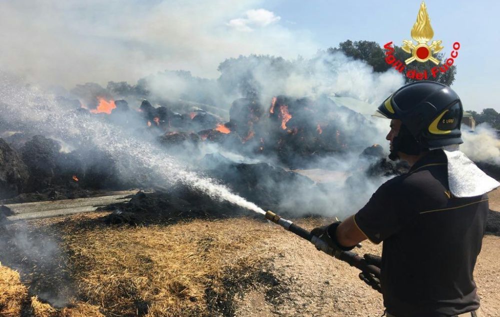 I Vigili del Fuoco di Tortona impegnati per oltre 10 ore per spegnere