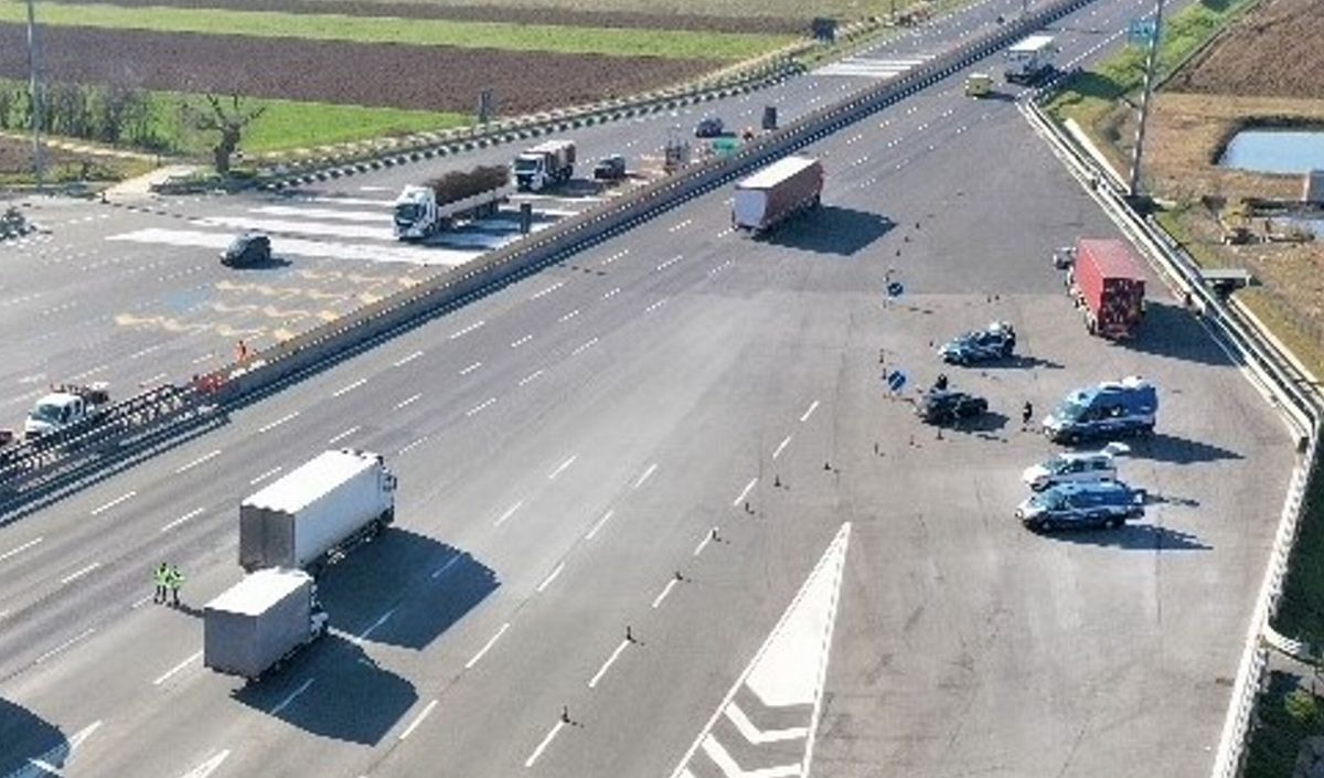 Guida Pericolosa Sull’autostrada Genova-Ventimiglia: Conducente Di Un ...